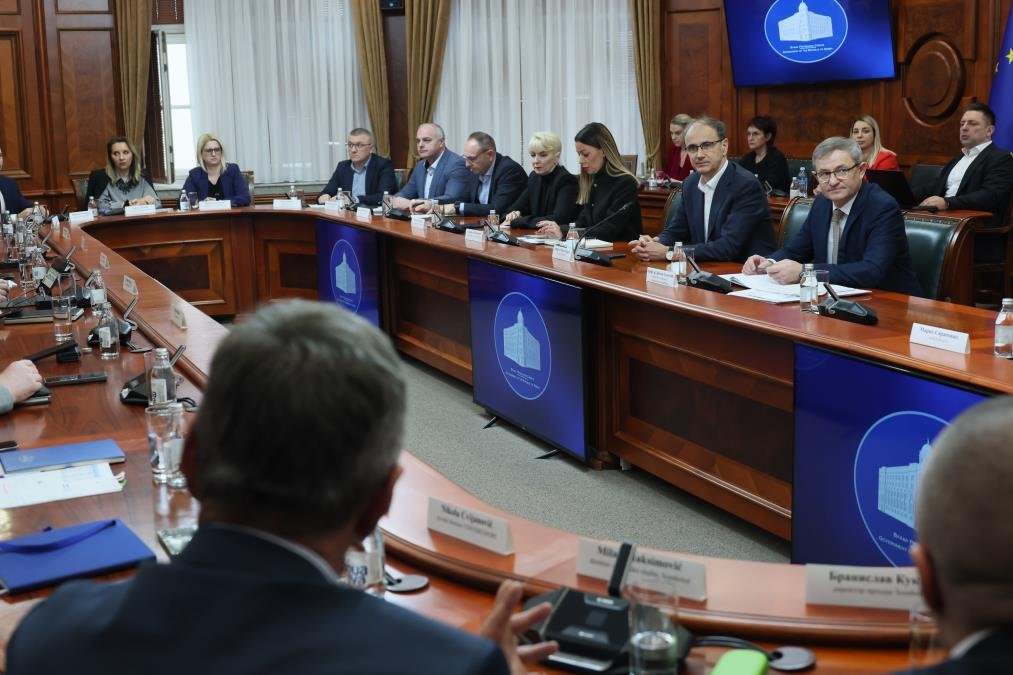 MINISTRI SE PRISETILI DEČAČKIH POSLOVA: Prvi dinar zaradili na pijaci, gradilištu, marketu, a bilo  je i onih koji su čuvali stoku!