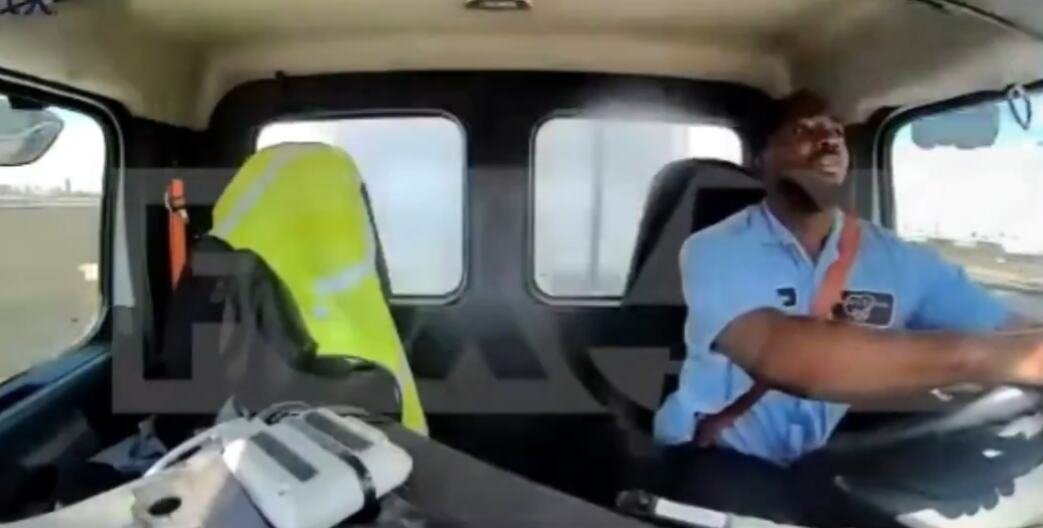 AVION UDARIO KOMBI PRI SLETANJU: Letelica krilom zakačila vozilo, nema povređenih (VIDEO)