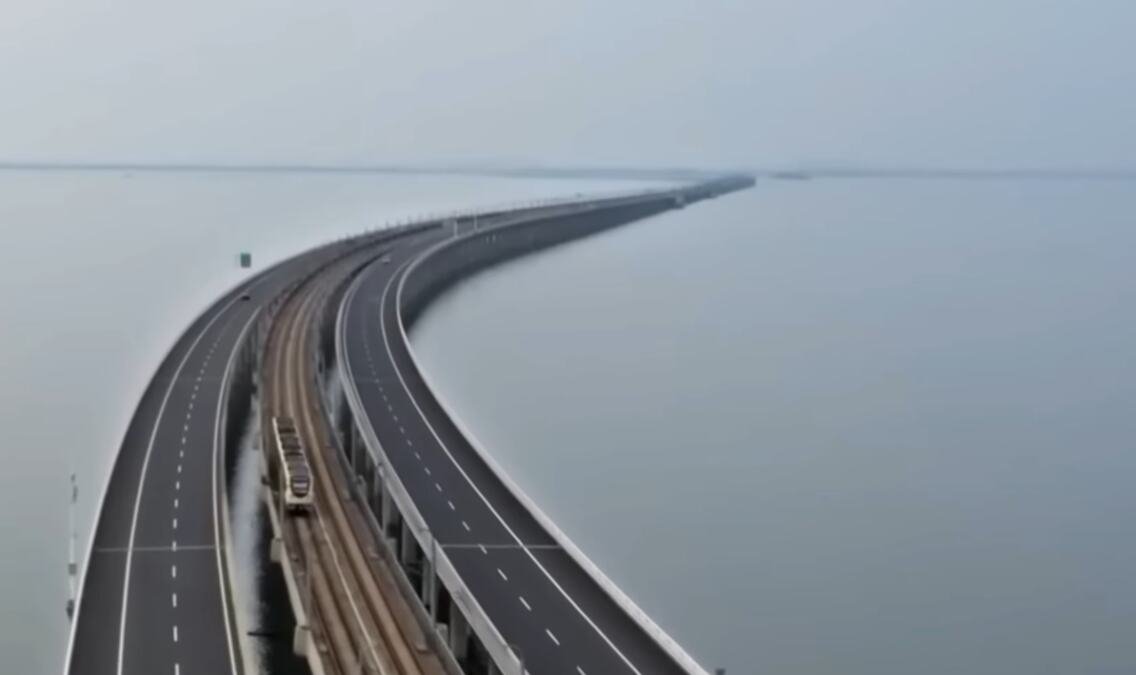 OVAKO IZGLEDA NAJDUŽI MOST NA SVETU! Dug više od 160 km, prelazi se ČAK 2 SATA: Pravo čudo - izgrađen za samo 4 godine, gradilo ga je 10.000 ljudi (VIDEO)