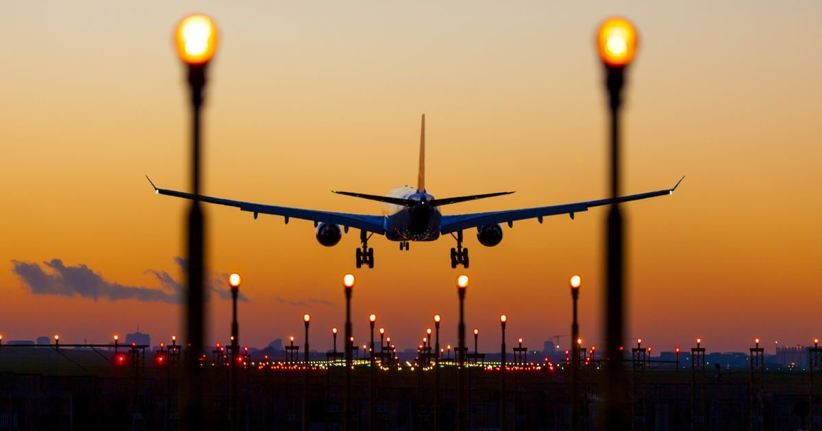 OVAKAV SUDAR JOŠ NISTE VIDELI! Avion prilikom sletanja zakačio kombi i razneo ga! Snimak je zastrašujuć!