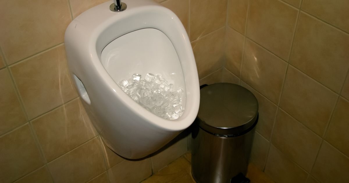 Stavite led u WC šolju jednom nedeljno i sačekajte: Trik iz restorana daje rezultat koji će vas iznenaditi