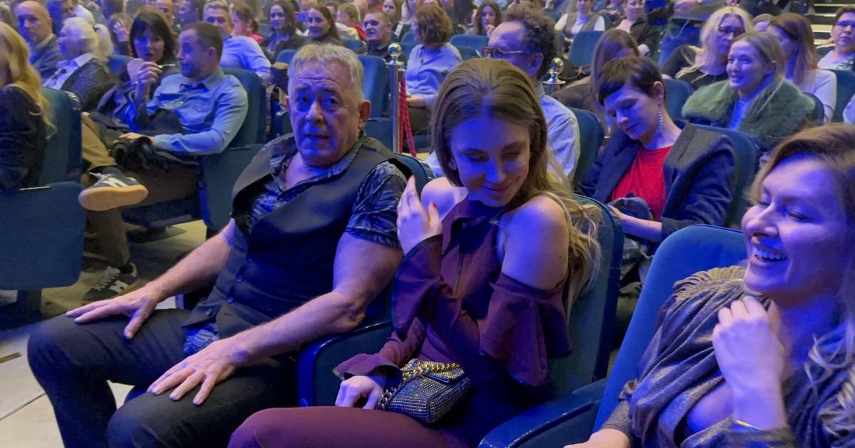 Mima ostavio 35 godina mlađu devojku jer je htela brak, pa odmah našao novu: "Baš ju je razočarao"