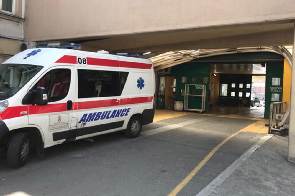 TINEJDŽERA PRESRELA GRUPA NEPOZNATIH OSOBA: Detalji napada na Savskom vencu, rane duboke preko 10 centimeta