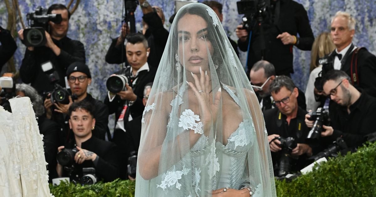 Svi gledali u tirkizni veo, dok Georgina nije podigla ruku: Detalj od 2 miliona dolara ukrao šou na Met Gala