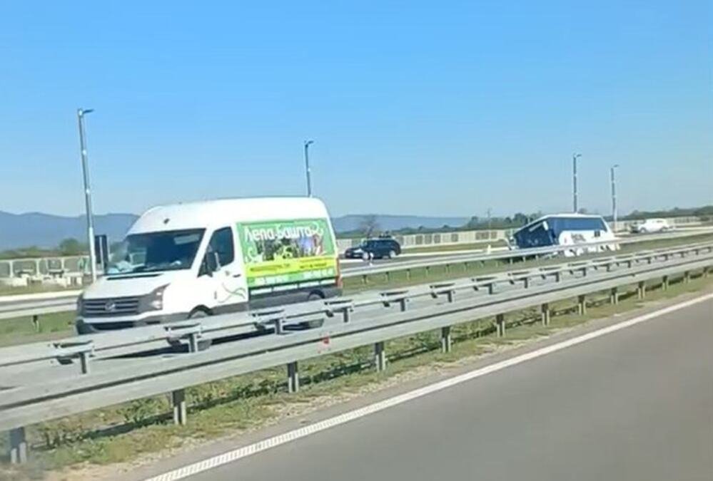 AUTOBUS PUN PUTNIKA SLETEO SA PUTA: Drama kod Ćićevca, ljudi bežali iz vozila (FOTO+VIDEO)