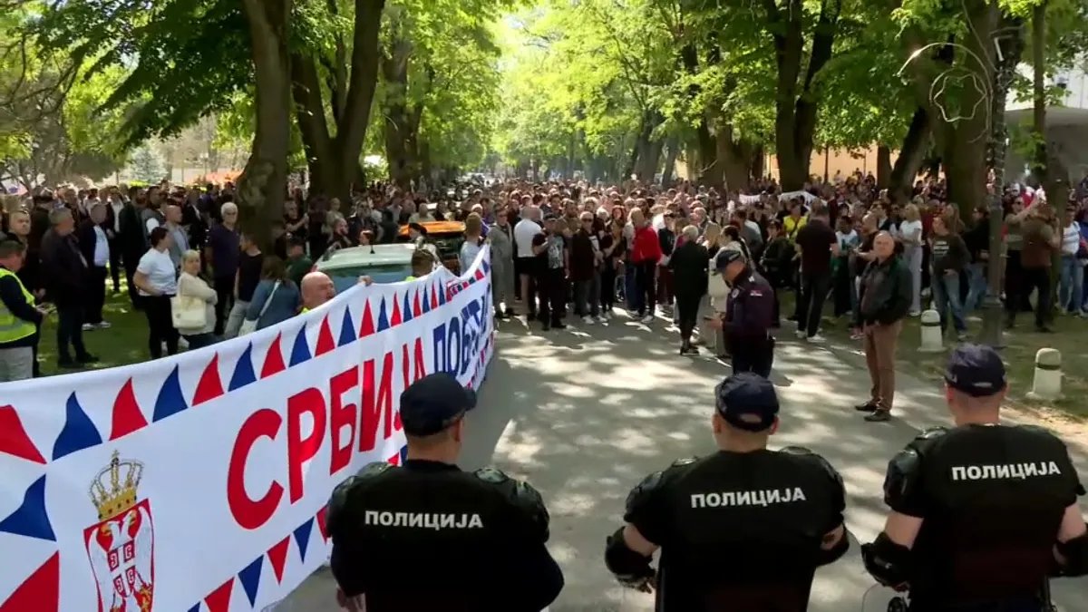 (VIDEO) Tenzije u Kuli pred konstitutivnu sednicu: Policija u punoj opremi napravila obruč oko SNS pristalica