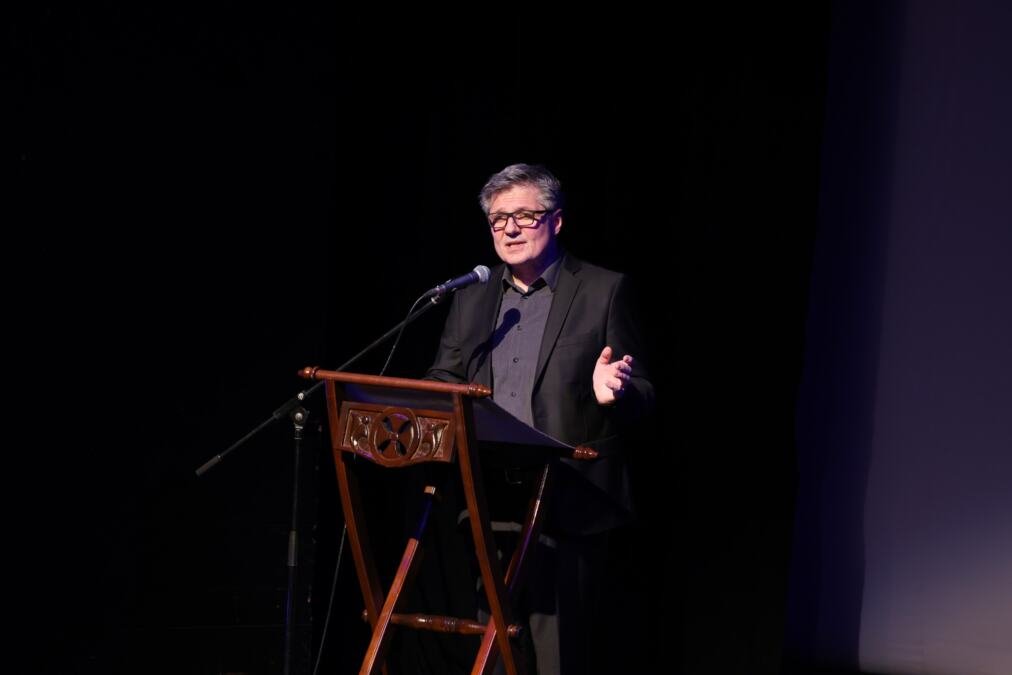 Nebojša Dugalić govorio misli vladike Nikolaja Velimirovića: Održano veče posvećeno velikom duhovniku, izvedena i pesma na fruli koju je svetac svirao (VIDEO)