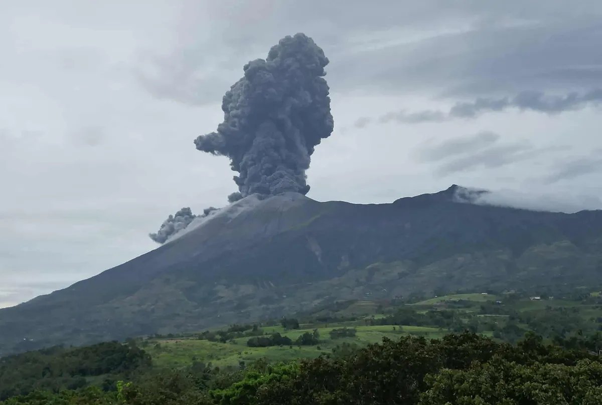 VIDEO Erupcija na Filipinima: Vulkan izbacio pepeo 800 metara uvis, vlasti izdale hitno upozorenje