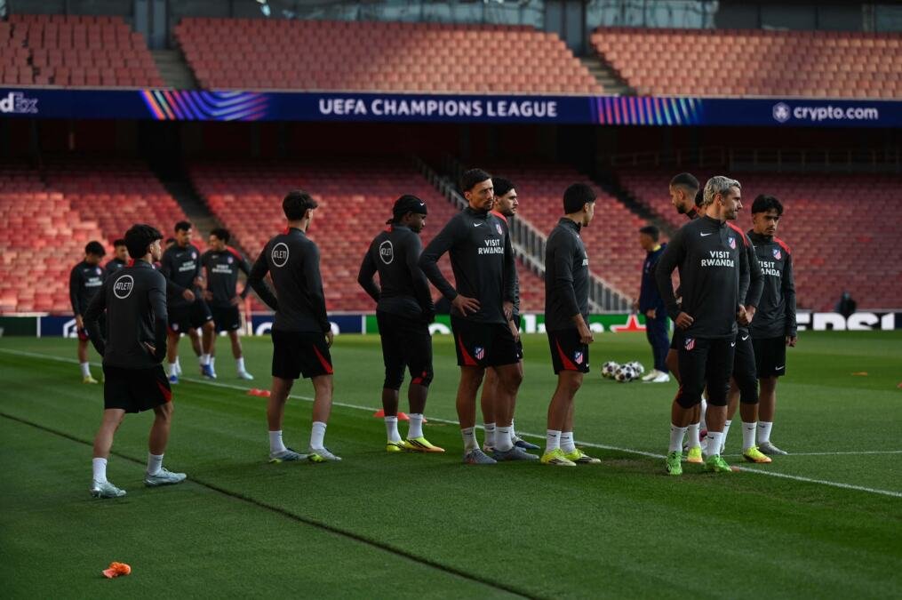 HAOS ISPRED HOTELA U LONDONU! Navijači Arsenala priredili pakao fudbalerima Atletika: Usred noći vatrometom budili igrače!