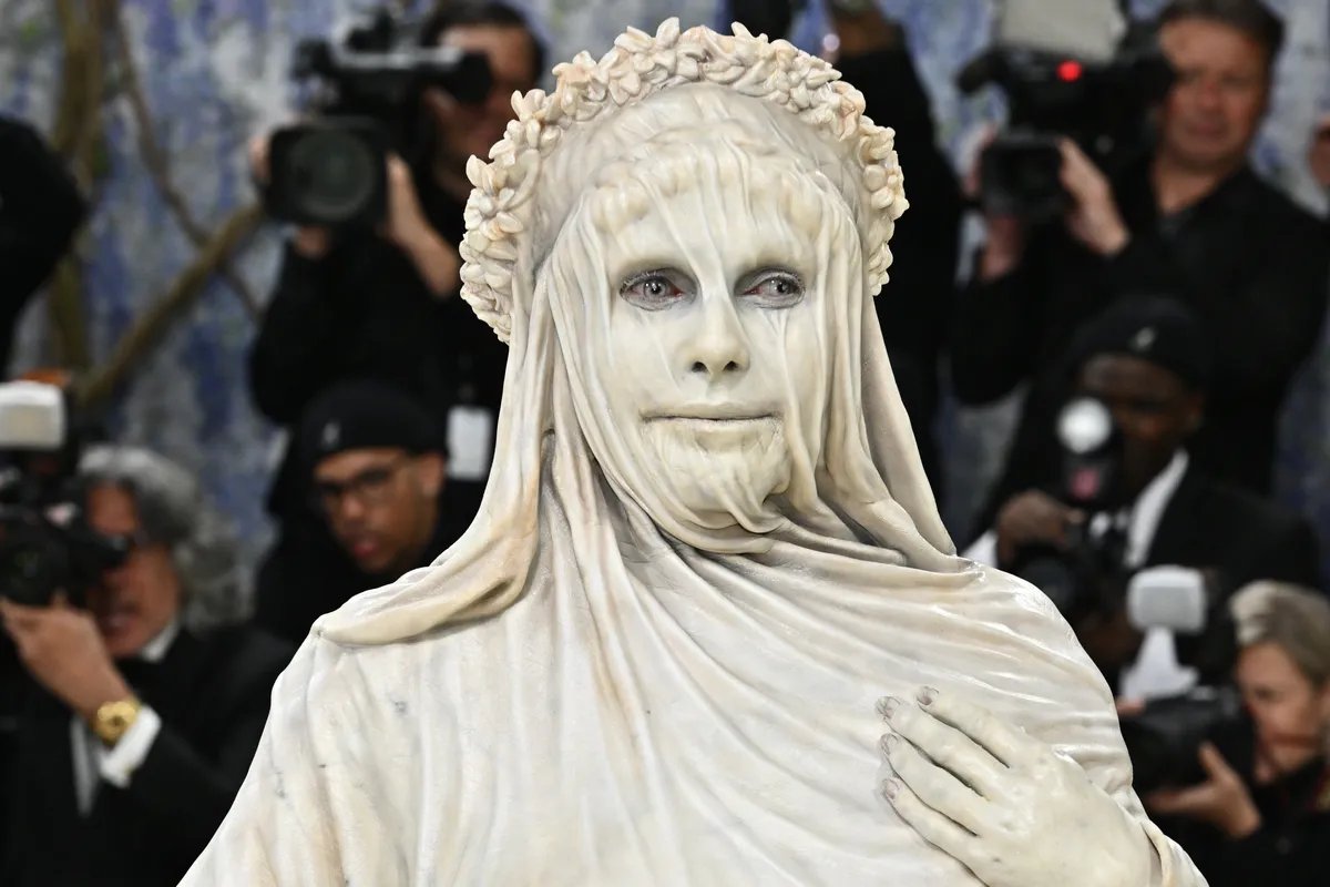 Hajdi Klum kao kamena skulptura na Met Gali (FOTO)