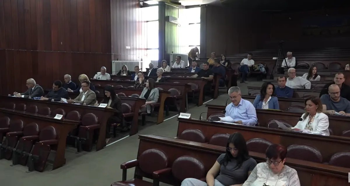 "Želim da u ovim foteljama danas sedite na iglama": Prvo obraćanje studentkinje na sednici Skupštine opštine Kula