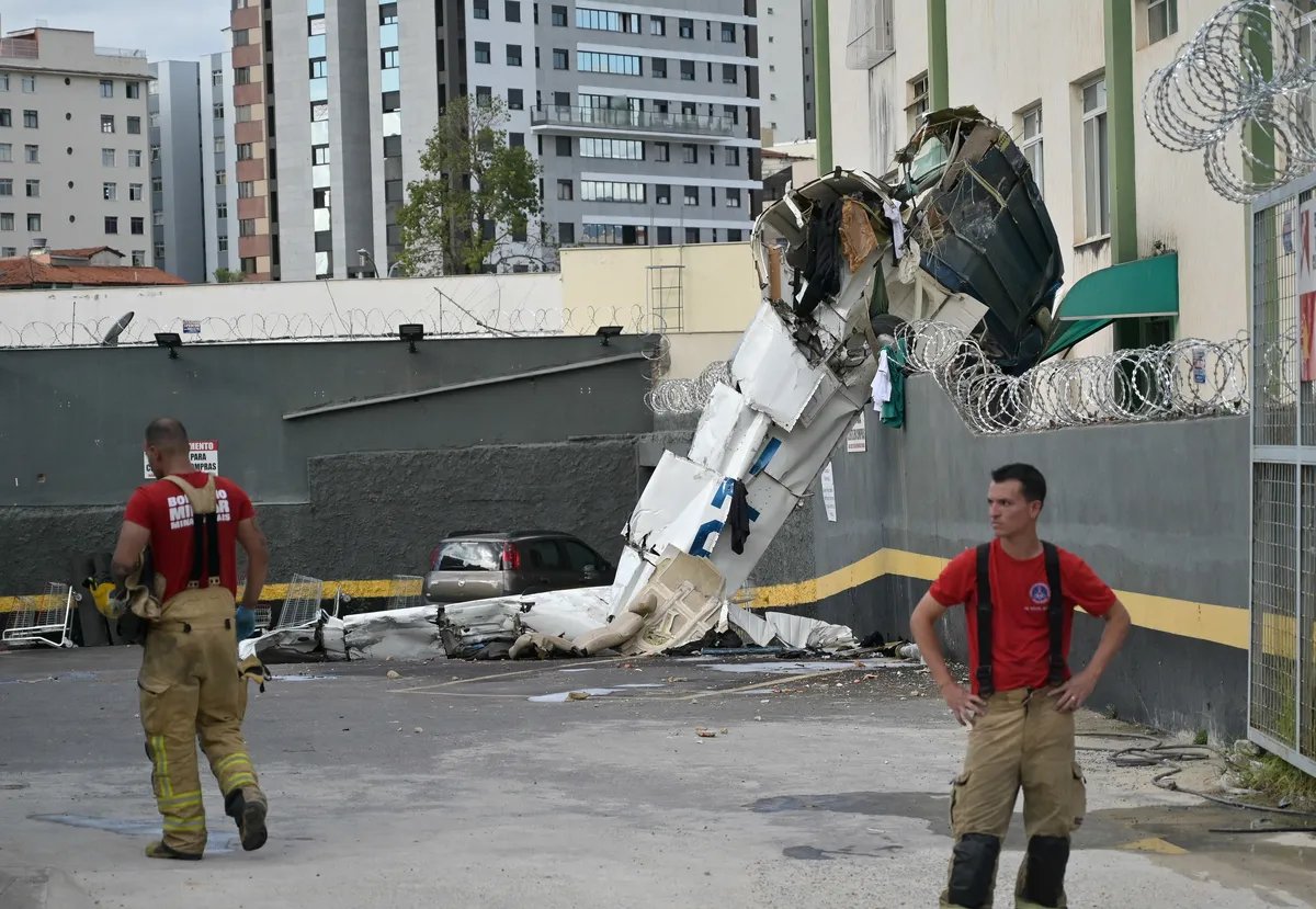 Tri osobe poginule nakon što se mali avion srušio na zgradu u Brazilu