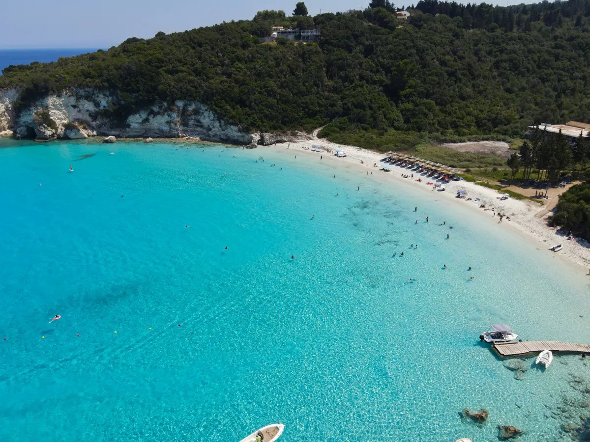 Ostrvo u Grčkoj za koje retko ko zna i posećuje, a more je nestvarne boje: Slike i snimci govore hiljadu reči