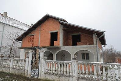 FOLKERKA ODRASLA U KUĆI OD BLATA: Opustošeni dom se sad potupuno menja! Ostala bez oba roditelja i brata, a bivši muž udario na nju: "Upropastila mi je život"