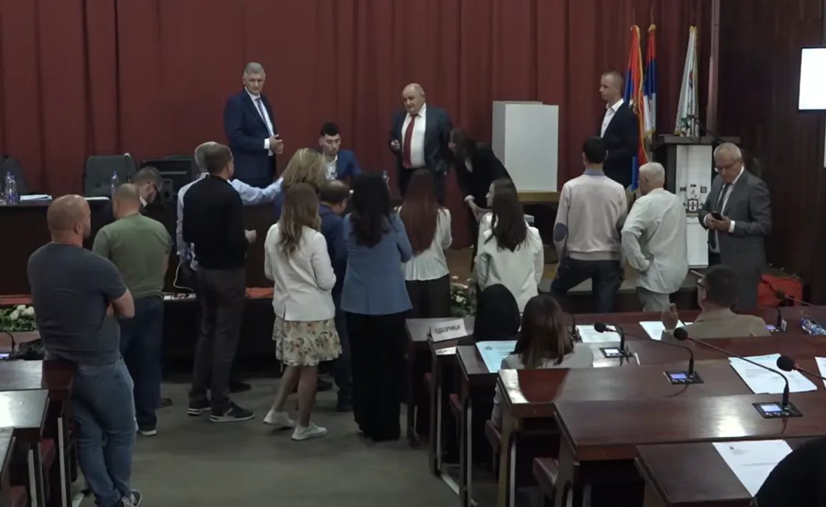 Tenzije u Kuli: Naprednjaci traže da se ponovi glasanje za predsednika opštine i da ne bude tajno. Studenti ne daju