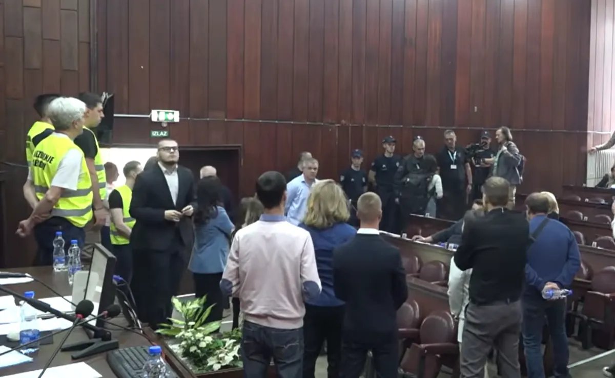 Policija ušla u salu Skupštine opštine Kula: SNS hoće da sazna ko je "preletač", a studenti ne daju da se ponovi glasanje za predsednika