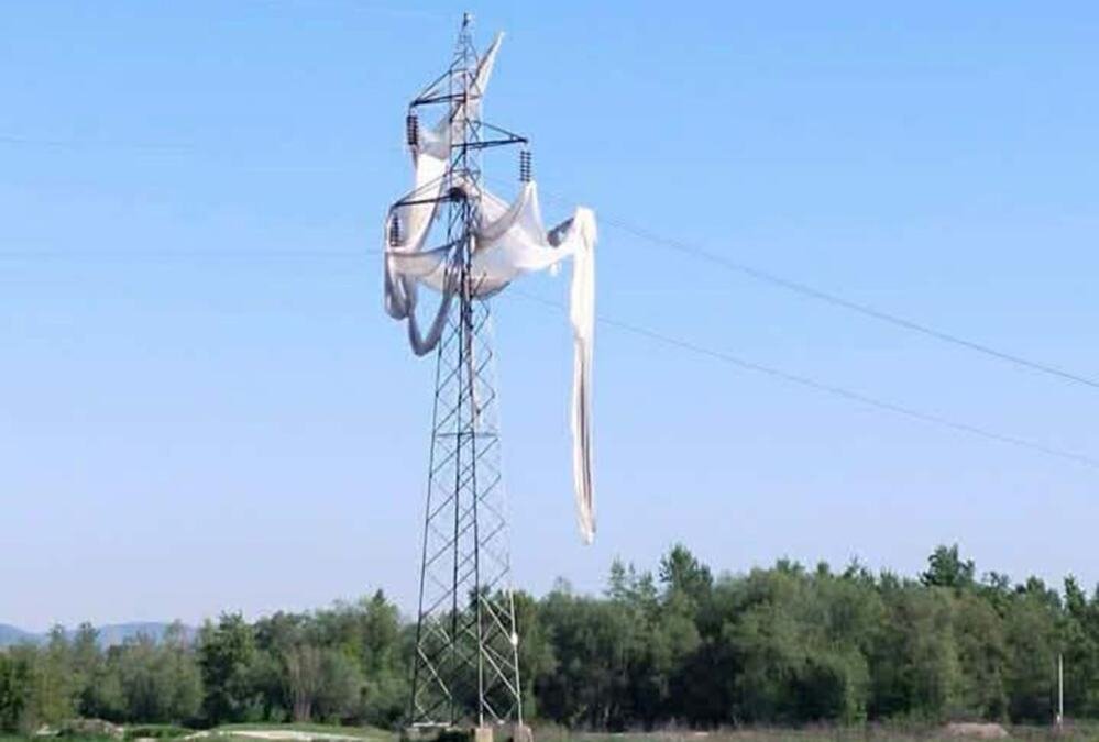 PLASTENIK ZAVRŠIO NA DALEKOVODU: Celo selo ostalo u neverici, Čačani danima prepričavaju šta se desilo (foto)