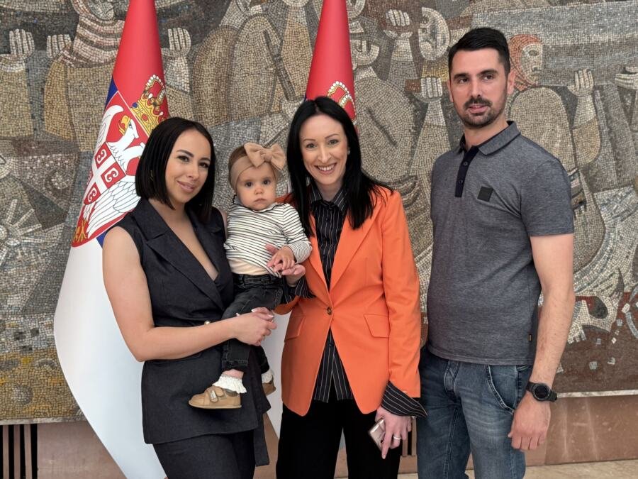 Obezbeđen krov nad glavom za još 60 porodica: Ministarka Žarić Kovačević uručila ugovore majkama - evo kako do bespovratnih sredstava za prvu nekretninu