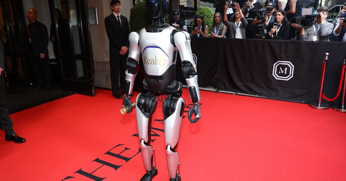 Robot ukrao pažnju na Met Gali: Bio poseban gost, pozirao fotografima