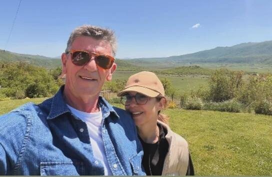 Nataša Ninković uživa u zagrljaju muža: Pobegli od beogradske vreve, od prirode i pogleda zastaje dah (foto)