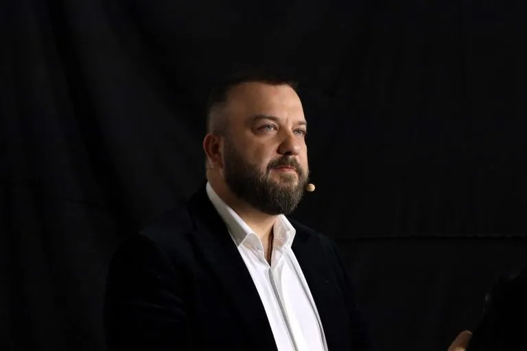 Borko Radivojević zapalio mreže: Gosti ga okitili novčanicama, „kruna“ od 1.000 evra postala viralna VIDEO