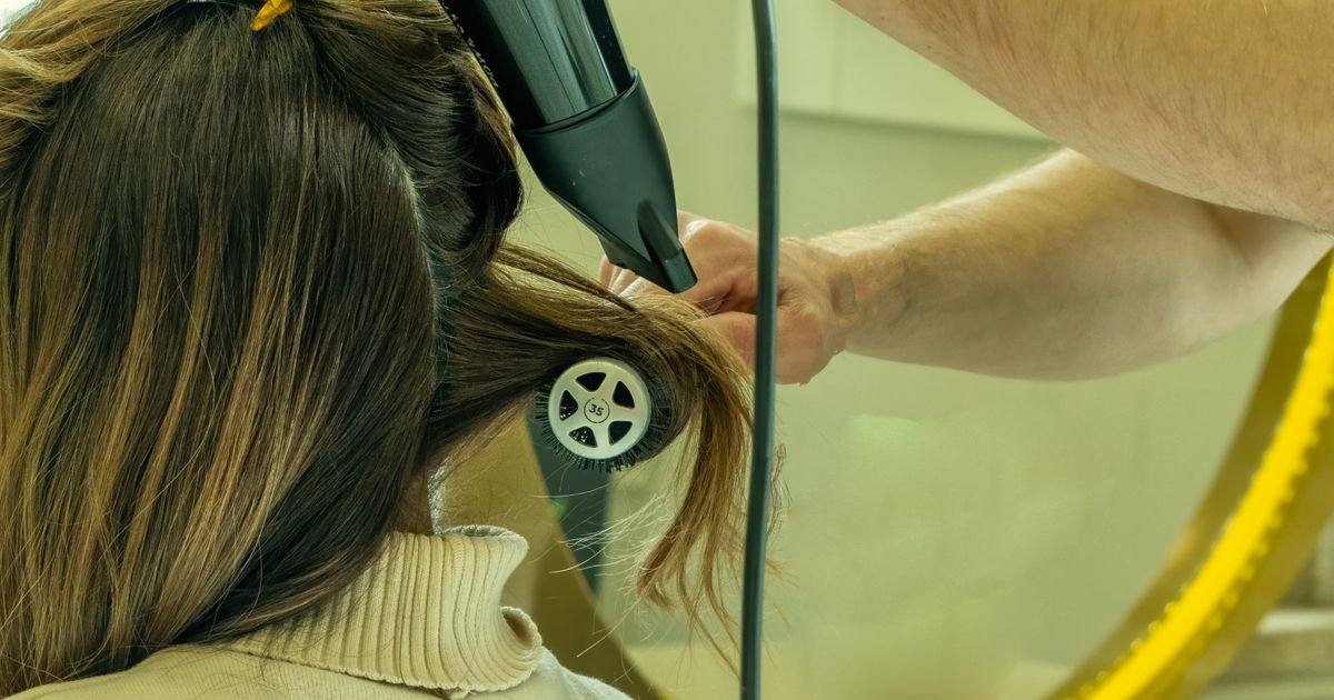 Kosa vam je bez volumena? Ovaj način feniranja rešava problem iz prve plus briše godine sa lica