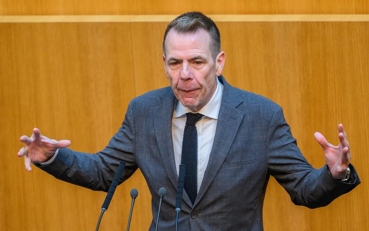 EU odbor izglasao ukidanje imuniteta Vilimskom, kojeg je Vučić odlikovao ordenom srpske zastave