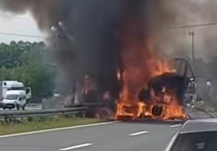 (UZNEMIRUJUĆI VIDEO) VOZAČ IZGOREO U KABINI KAMIONA?! Očevici nisu uspeli da ga izvuku zbog eksplozija! Imao je i suvozača? Stravična tragedija u Hrvatskoj!