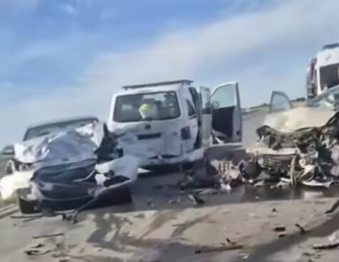 STRAVIČAN LANČANI SUDAR KOD BATAJNICE, IMA TEŠKO POVREĐENIH Vozila smrskana do neprepoznatljivosti, prizori su zastrašujući (VIDEO)