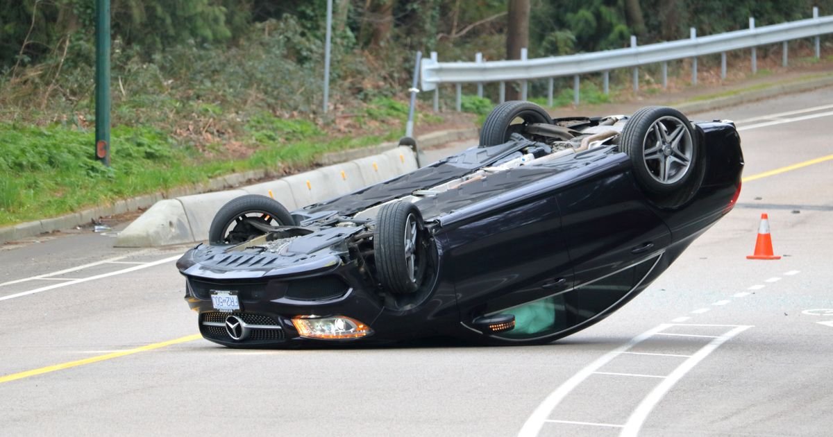 Automobil probio ogradu, pa se prevrnuo u traci za kontra smer: Teška nesreća na auto-putu kod Velike Plane