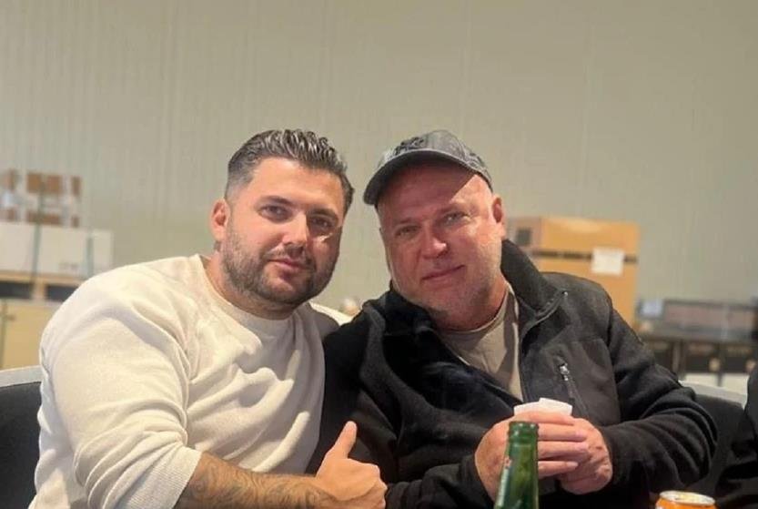 "SELJAČKI KOMPLEKSI" Asminov otac pokazao luksuz od 125.000 evra u dvorištu, pratioci ga urnisali: On žestoko odgovara