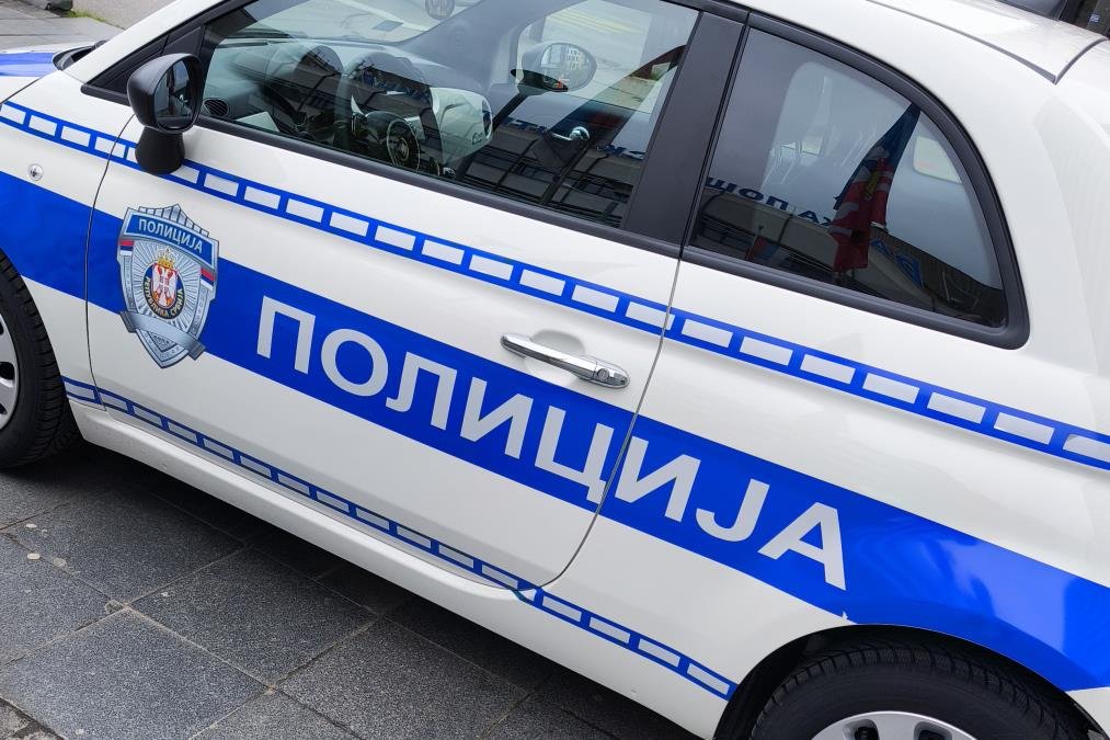 UŠAO U APOTEKU I UKRAO SVE PARE IZ KASE! Drska krađa u Novom Pazaru - policija traga za lopovom