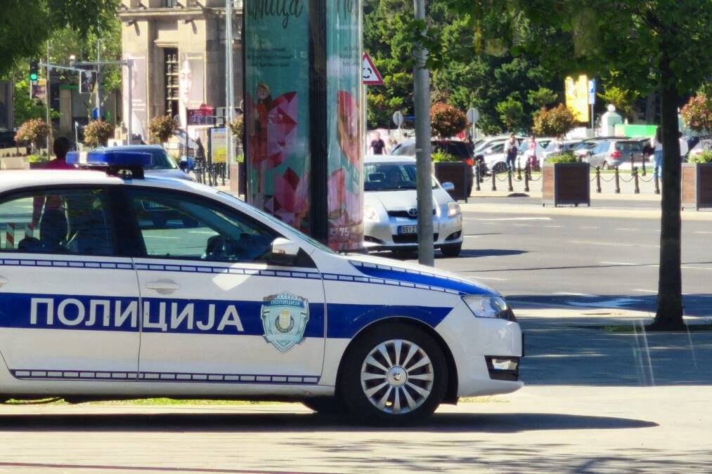 DRAMA U KOTEŽU: Policija traga za osobama koje su sa motora bacile molotovljev koktel na lokal