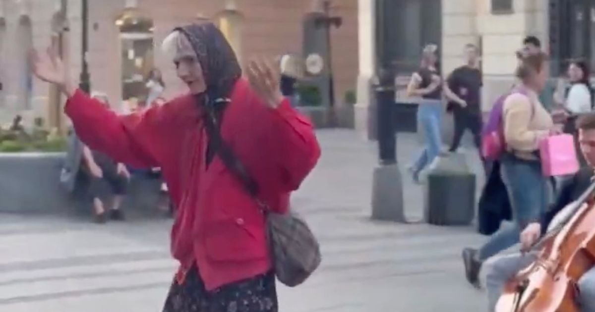 Hrani se u narodnoj kuhinji a pomaže mladima na ulici: Snimak Vesne Pećanac iz Knez Mihailove rasplakao Srbiju