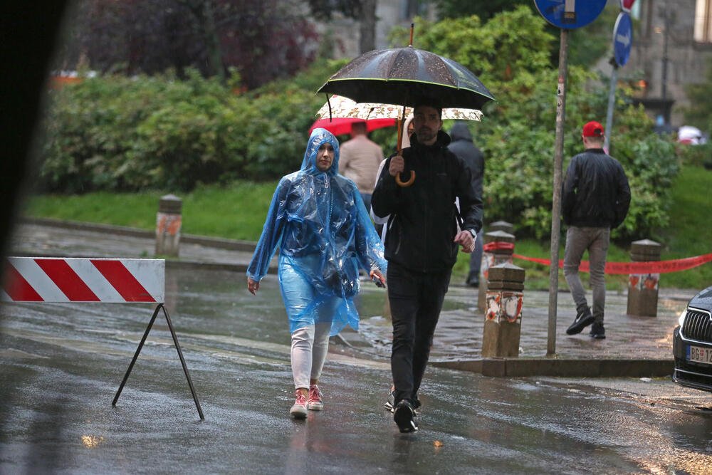 Pljuskovi popodne stižu u ove delove Srbije: Kiša neće prestajati da pada, udaraće i gromovi