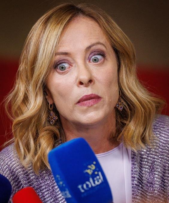 ŠIRE SE LAŽNE FOTOGRAFIJE ITALIJANSKE PREMIJERKE U DONJEM VEŠU! Đorđa Meloni odmah reagovala: "Poboljšali su mi izgled..." (FOTO)