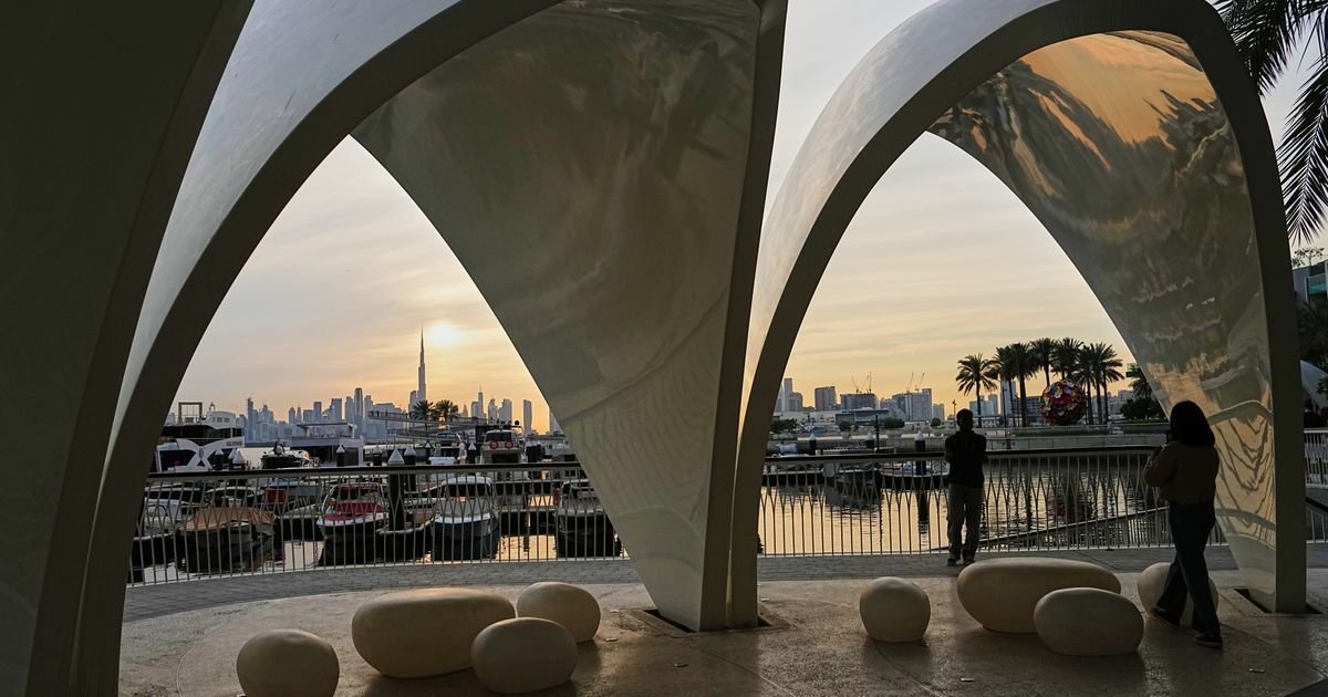 Grad duhova: Dubai gubi pola milijarde dnevno, turisti nestali