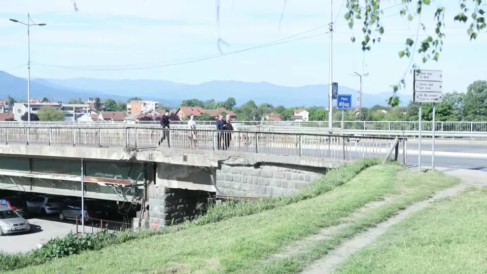 (VIDEO) Stari most na Ibru nebezbedan za korišćenje: "Početak radova njima treba za neko slikanje"
