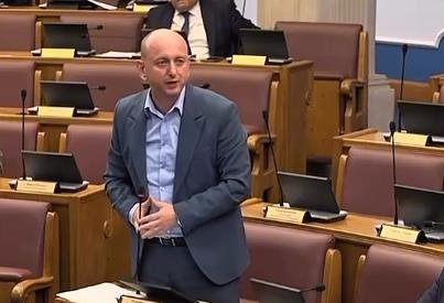 "SA LOVĆENA VILA KLIČE - DOBRODOŠAO MARTIN RIČE!" Urnebesan snimak iz crnogorskog parlamenta, Knežević izrecitovao pesmu slavnom pevaču (VIDEO)
