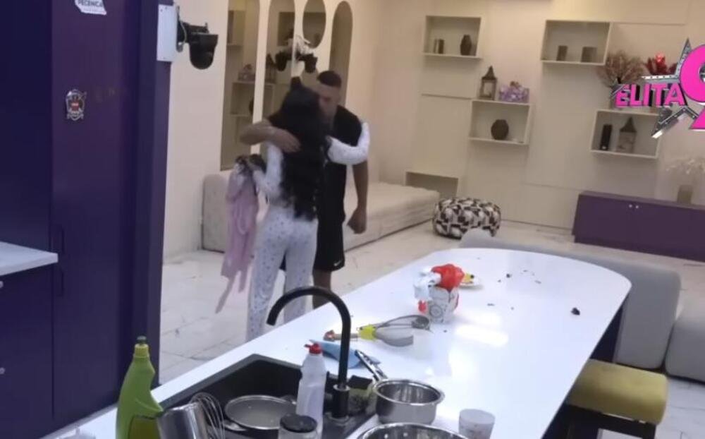 DOHVATIO JE NA KRSNU SLAVU! PAO PRVI POLJUBAC STANIJE I APOLONA! Pred svima se INTIMIZIRALI - šok na kameri
