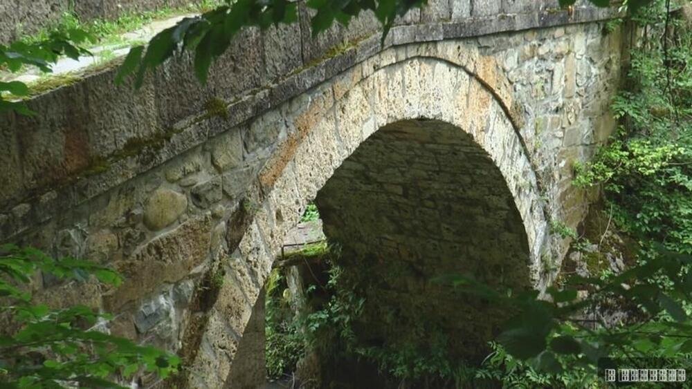 Ovaj most su Turci gradili u 15. veku, a i dan danas je kao nov: Okružen zelenilom, prizor kao iz bajke (FOTO)