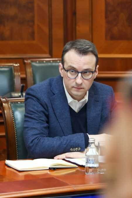 ŽELIM VAM JOŠ MNOGO DECENIJA USPEŠNOG RADA I REZULTATA! Kancelarija za KiM čestitala rođendan Kuriru: Petković: Pokazali ste važan osećaj za život naroda na KiM
