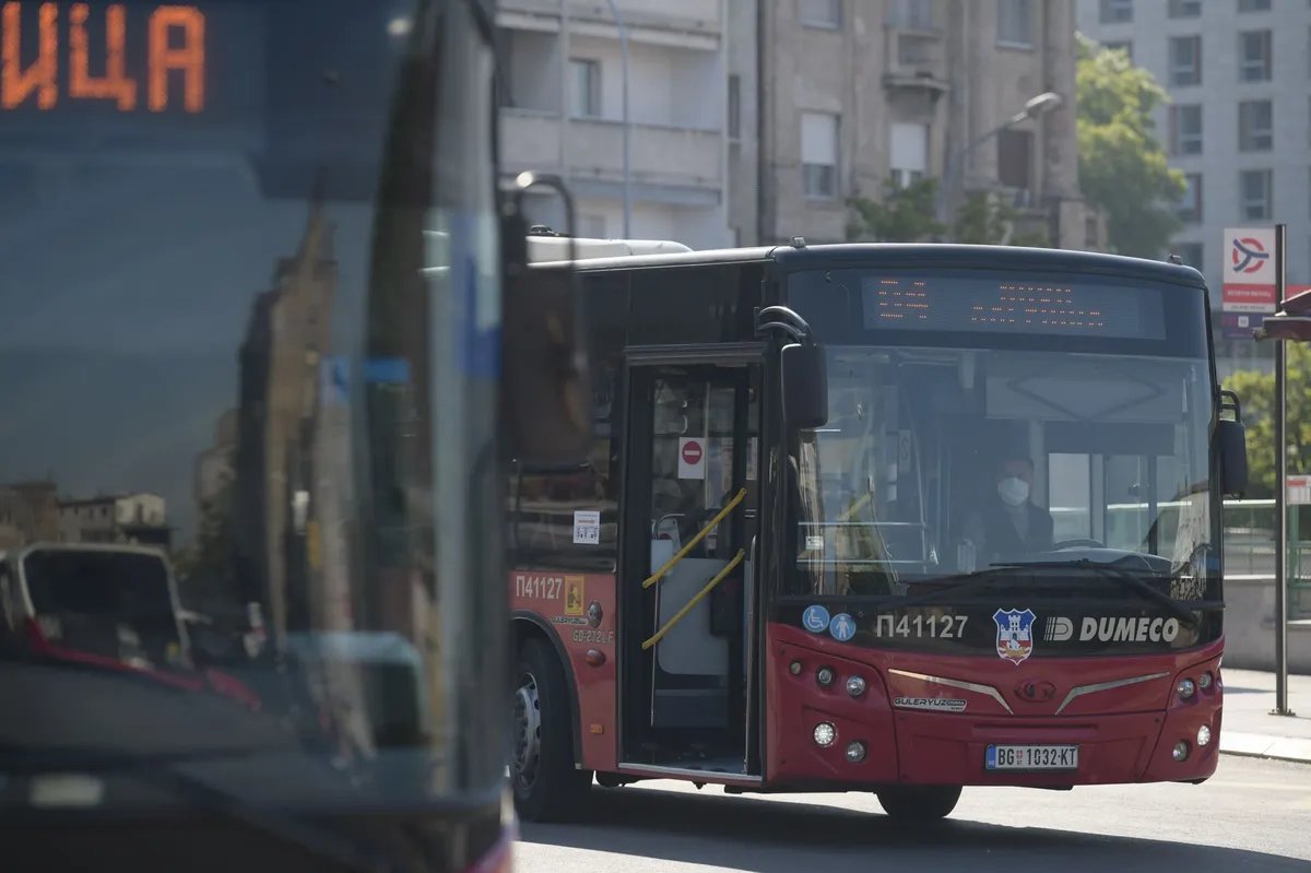 "Napao je maloletnicu i njenog druga": Žestoka tuča dvojice muškaraca u autobusu na liniji 18 VIDEO