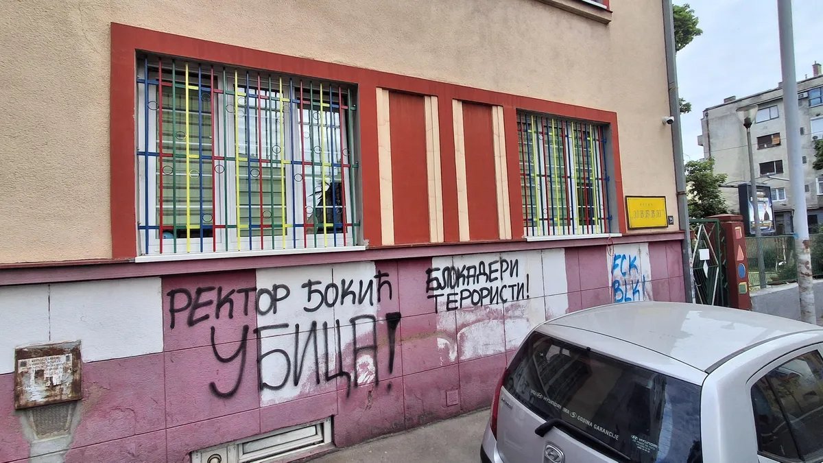 Grafiti mržnje na dečjem vrtiću "Neven" u centru Beograda
