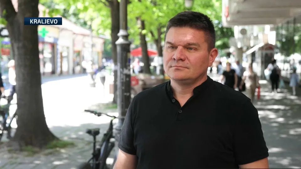 Godinu dana od tuče odbornika grada Kraljeva: Postupak u toku, Slavković kaže da se snimak pojavio sa godinu dana zakašnjenja