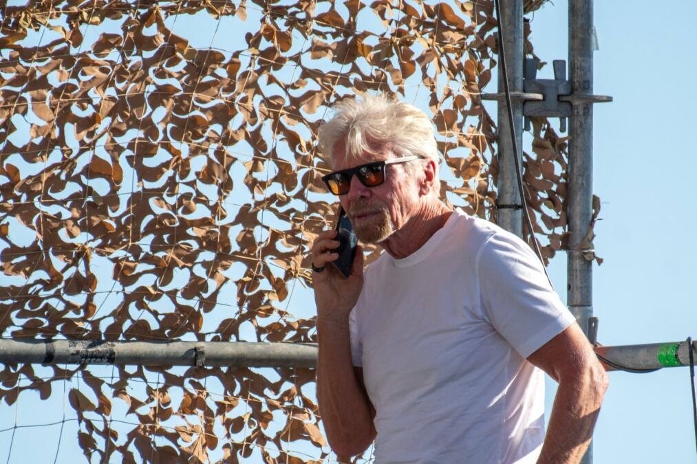 Otkriven uzrok smrti supruge milijardera: Ričard Branson se pojavio na suđenju, istraga je u toku