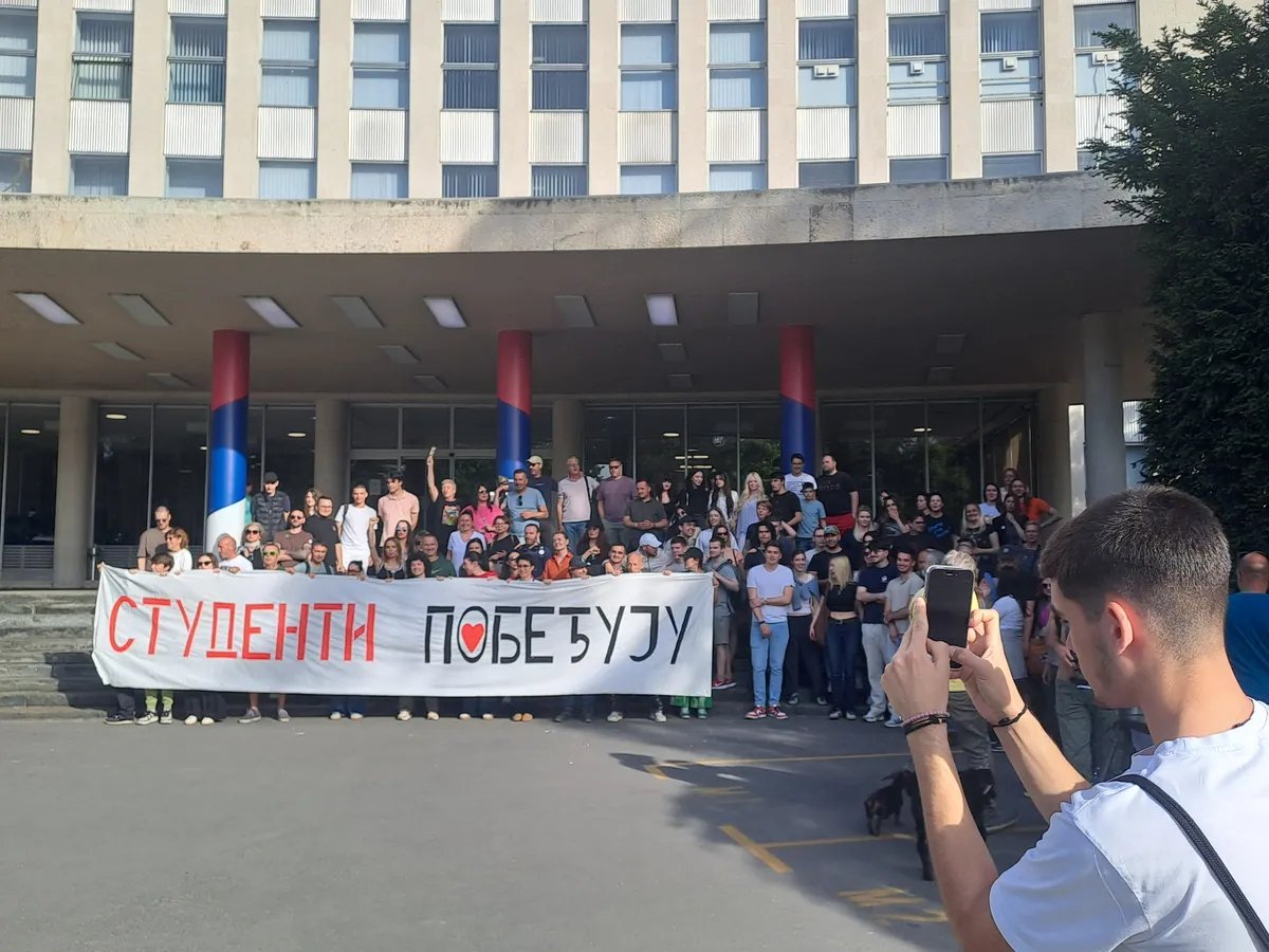 Studenti i građani okupljeni ispred Palate Srbija, gde je privedeni student Lazar Mišić