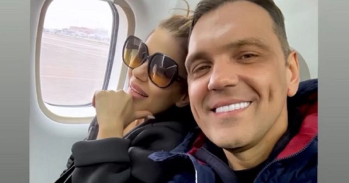 "Slavićemo pod istim prezimenom" Kasper se oglasio iz Amerike zbog Mine Kostić: Čestitke pljušte