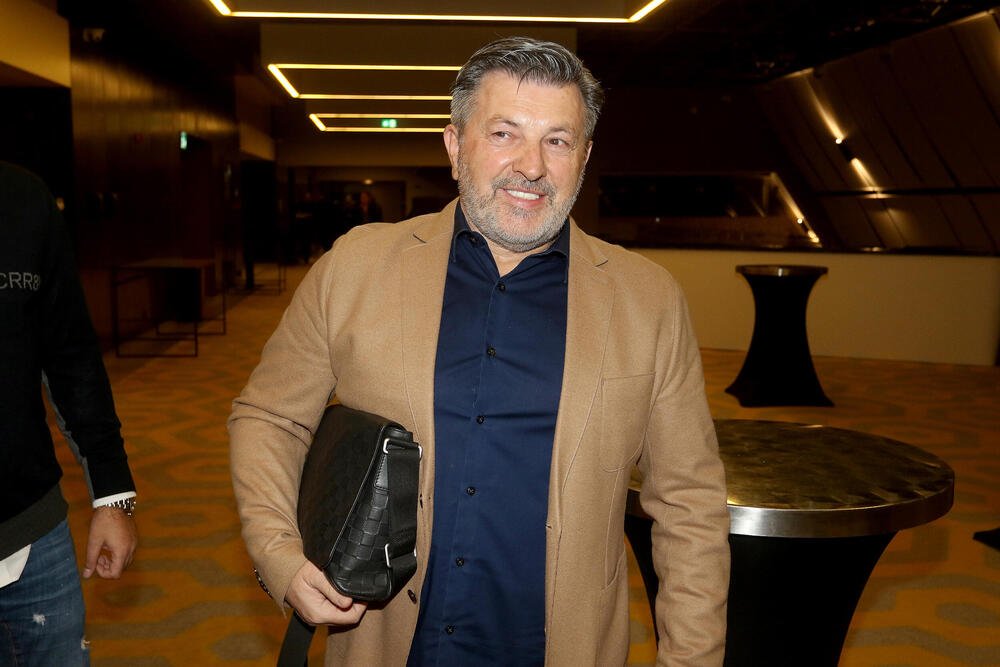 OD JEDNE PESME ZGRNUO OGROMNE PARE: Jedan hit mu doneo i stan i auto, a on sve bogatstvo prepisao ovoj ženi