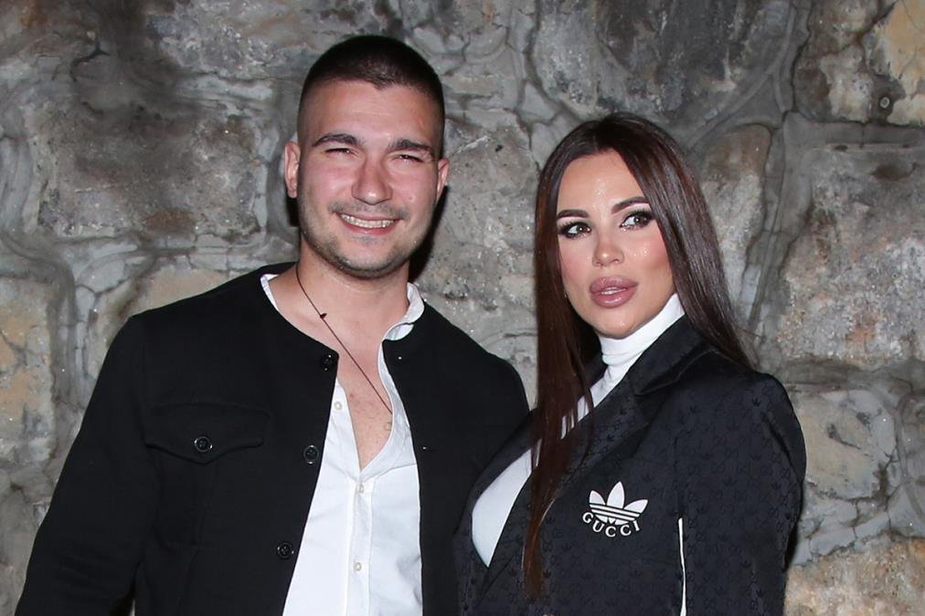 ŽENA GA LJUBI, ON POZIRA SA CIGAROM: Mirko Šijan uživa sa suprugom Bojanom Rodić – “MI BEZ DECE”, sin Goce Božinovske pokazao luksuz i skupoceni sat (FOTO)